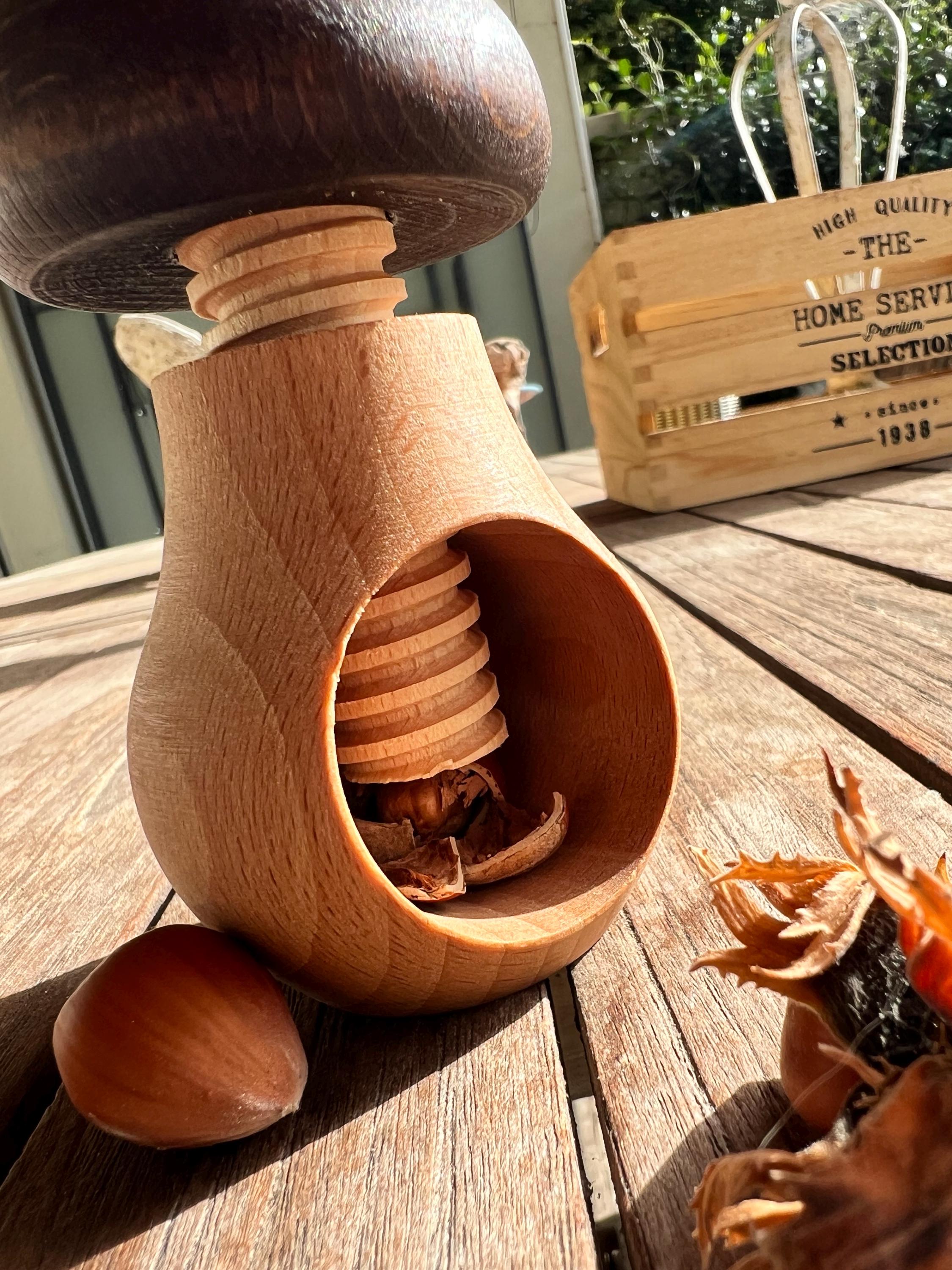 Casse Noix En Bois Sculpté XIXe