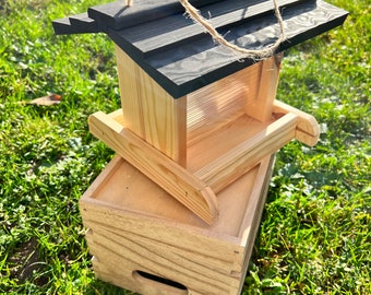 Handgemaakte natuurlijke houten vogelvoeder