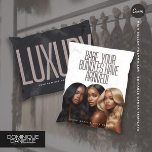 Op de afbeelding: Twee polymailers, één zwart met "LUXURY" in lichtbruin, en de andere wit met "BABE, YOUR BUNDLES HAVE ARRIVED!" in bruin. De witte mailer toont drie vrouwen met verschillende haarkleuren. Haarverkoper sjabloon.