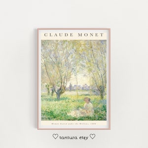 Puede incluir: Impresión enmarcada de "Mujeres sentadas bajo los sauces, 1880" de Claude Monet. La obra de arte representa una escena al aire libre serena con una mujer sentada en una zona de hierba bajo sauces. La impresión tiene un marco rosa claro y el texto "tantura etsy".