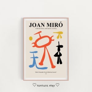 Könnte beinhalten: Ein minimalistisches Poster mit abstrakter Kunst von Joan Miró. Das Poster ist in einem weißen Rahmen und hat einen beigefarbenen Hintergrund mit roten, blauen, gelben und schwarzen abstrakten Formen. Der Text "JOAN MIRÓ" befindet sich oben auf dem Poster, und der Text "PARLER SEUL / SPEAKING ALONE" befindet sich unter dem Titel.