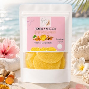 Puede incluir: Un paquete de viaje blanco de almohadillas iluminadoras de cúrcuma y ácido kójico. El envase tiene una etiqueta rosa con texto e ilustraciones de cúrcuma. Las almohadillas amarillas son visibles a través de una ventana transparente.