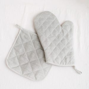 Linen oven mitt and pot holder set. Heat resistant kitchen essentials: Linen oven glove and hot pad for sustainable cooking. New home gift