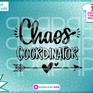 Könnte beinhalten: Schwarz-weißes Grafikdesign mit dem Text "Chaos Coordinator" mit einem Pfeil und einem Herzen. Das Design befindet sich auf einem türkisfarbenen Hintergrund mit den Wörtern "Files", "SVG", "EPS" und "DXF" darunter.