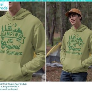 Citazioni divertenti svg Woodsman “Camping The Original Social Distancing” SVG, EPS, DXF, Clipart, file di taglio digitale di: Pixel Parade App®