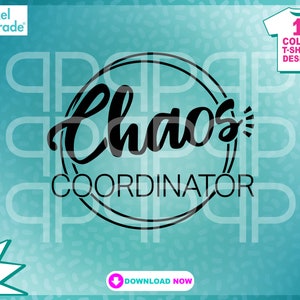 Könnte beinhalten: Ein schwarz-weißes Grafikdesign mit dem Text "Chaos Coordinator" in einem Kreis. Das Design befindet sich auf einem türkisfarbenen Hintergrund mit einem weißen T-Shirt-Mockup.