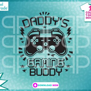 Könnte beinhalten: Ein schwarz-weißes Design für ein T-Shirt mit einem Videospiel-Controller und dem Text "Daddy's Gaming Buddy".