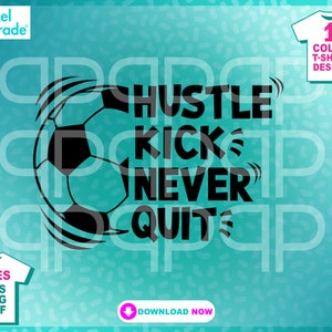 Op de afbeelding: Zwart-wit grafisch ontwerp met een voetbal en de tekst "Hustle Kick Never Quit".