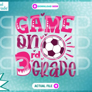 Puede incluir: Un diseño gráfico rosa y blanco con las palabras "GAME ON 3rd GRADE" y una ilustración de balón de fútbol. El diseño incluye corazones y rayos de sol, con el texto "PRINT FILES" y "ACTUAL FILE".