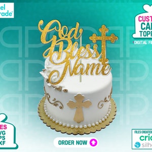 Puede incluir: Topper de pastel de purpurina dorada con las palabras "God Bless Name" y una cruz. El topper está sobre un pastel blanco con detalles dorados y cuentas de perlas.