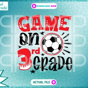Puede incluir: Diseño digital con las palabras "GAME ON 3rd GRADE" en rojo y negro, con un gráfico de balón de fútbol. El diseño incluye estrellas y es adecuado para archivos de impresión.