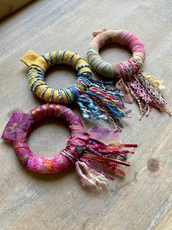 高評価! 2 - PENDANTS ARTISAN TEXTILE Inch Created Pendants Round 名札・ホルダー