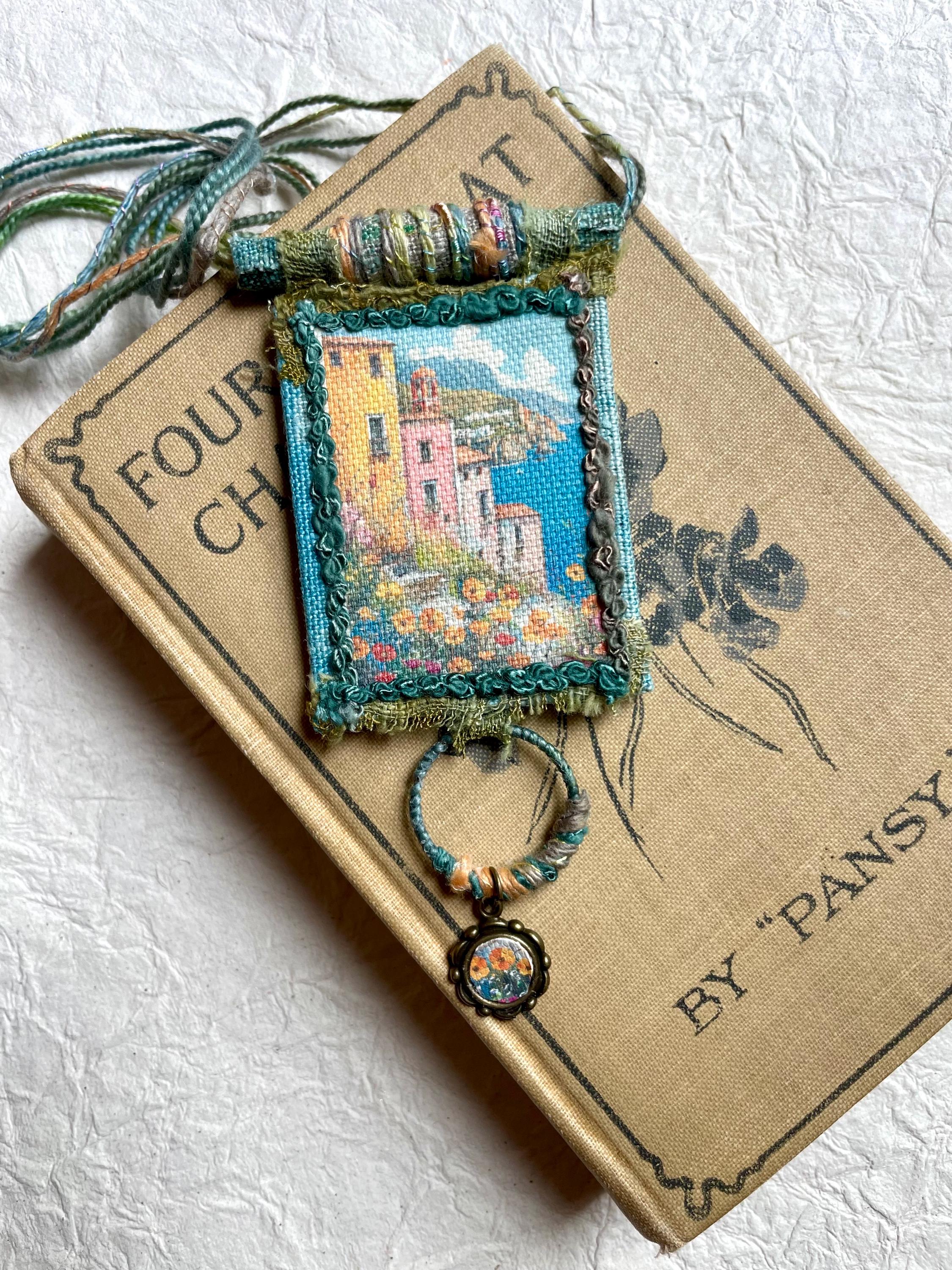 PORTOFINO - zoals te zien in Belle Amoire Jewelry Magazine/reisliefhebberketting/textielreisthema-sieraden/handgemaakte reishangersieraden