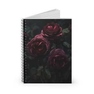 Spiral Notizbuch in Vintage Gothic Rote Rosen im Botanischen, Cottagecore Stil Dekor | Dark Academia | Schreibwaren im Gothic Stil
