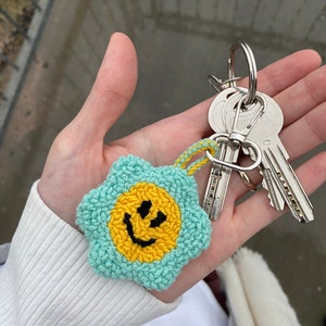 Porte-clés personnalisé / Tufted Keychain / Keychain For Women / Grenouille Keychain / Punch Needle Keyring / Punch Needle Bag Charm /
