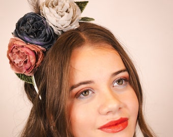 Couronne de fleurs chic avec roses et plumes : mariage, bal de promo, coiffure de garden-party