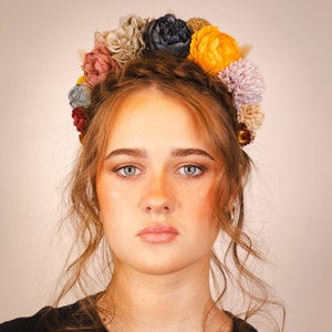 Enchanting Floral Crown: Silk Flowers, Dried Flowers, and Seed Heads image 1