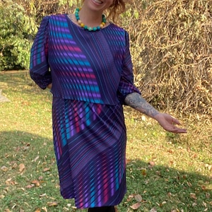 Vestido vintage de mujer de los años 80 con estampado geométrico de dos niveles