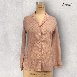 Blusa vintage feminina de manga comprida com estampa abstrata de camelo dos anos 1960/1970