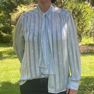 Vintage Damen 1970er / 1980er Pulverblau gepunktete Bluse