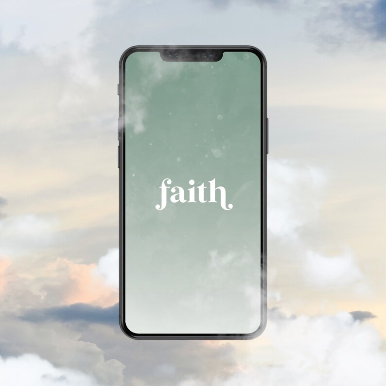 Op de afbeelding: Een smartphone met een zwart frame en een groen scherm met het woord "faith" in witte tekst. De achtergrond is een bewolkte lucht.