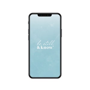 Op de afbeelding: Een blauwe en witte telefoonachtergrond met de tekst "be still & know" op een lichtblauwe achtergrond.