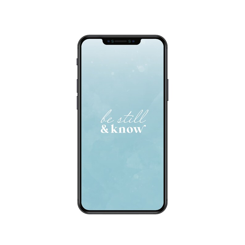 Op de afbeelding: Een blauwe en witte telefoonachtergrond met de tekst "be still & know" op een lichtblauwe achtergrond.