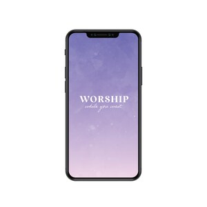 Op de afbeelding: Een paarse en witte telefoonachtergrond met de tekst "WORSHIP while you wait".