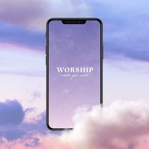 Op de afbeelding: Een smartphone met een paarse en witte achtergrond. Het scherm toont de tekst "WORSHIP while you wait".