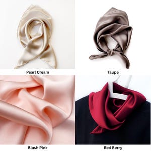 Pu&ograve; includere: Quattro sciarpe di seta in diversi colori: crema perla, talpa, rosa blush e rosso bacca. Le sciarpe sono di forma quadrata e piegate in vari stili. I nomi dei colori sono scritti sotto.