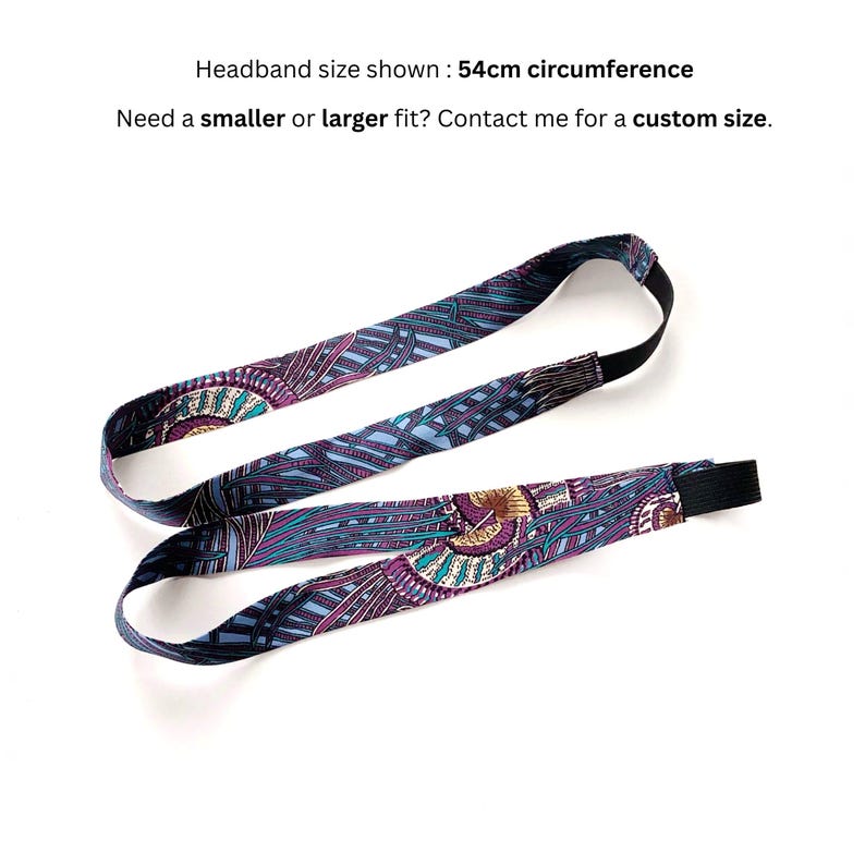 K&ouml;nnte beinhalten: Ein Stoffstirnband mit einem Umfang von 54 cm, das ein sich wiederholendes Muster aus abstrakten t&uuml;rkisfarbenen, violetten und goldenen Formen aufweist. Das Band hat einen schwarzen elastischen Teil. Text: Headband size shown : 54cm circumference.
