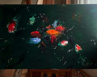 Könnte beinhalten: Ein lebendiges Gemälde von Koi-Fischen in einem Teich. Die Fische haben eine Mischung aus Farben, darunter Rot, Orange, Blau und Weiß, vor einem dunkelgrünen Hintergrund. Das Wasser hat weiße Glanzlichter, die Bewegung und Lichtreflexionen suggerieren. Das Kunstwerk wird auf einer Holzstaffelei ausgestellt.