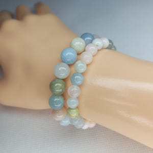 Peut inclure: Ensemble de trois tasses en céramique avec une finition mate et mouchetée. Les tasses sont de couleur crème, gris clair et gris foncé. Chaque tasse a un design simple et minimaliste, idéal pour le café ou le thé.