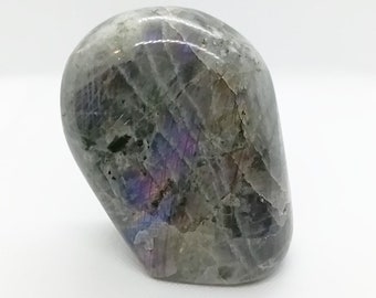 Labradorite de Madagascar - Type Spectrolite - Pierre à poser forme libre - Les Minéraux de Lithothérapie. N 4