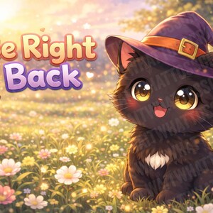 Könnte beinhalten: Illustration einer schwarzen Katze mit einem lila Hexenhut mit einer orangefarbenen Schnalle, die in einem Blumenfeld sitzt. Der Text "Be Right Back" wird über der Katze angezeigt. Auch Schmetterlinge sind vorhanden.