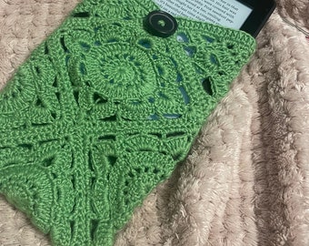 Étui pour Kindle au crochet, housse pour Kindle en dentelle, étui pour Kindle au crochet fait main, étui pour Kindle avec fleurs, couverture de livre, cadeau pour tous, cadeau pour vers de livre,