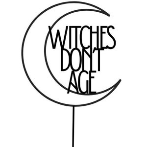 Könnte beinhalten: Schwarze und weiße Silhouette eines Halbmondes mit dem Text "WITCHES DON'T AGE" im Inneren.