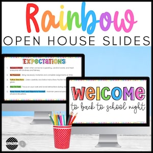 Può includere: Due monitor di computer mostrano testo colorato: "Rainbow OPEN HOUSE SLIDES" e "WELCOME to back to school night." Una tazza rossa a pois contiene matite colorate. Lo schermo a sinistra mostra "EXPECTATIONS."