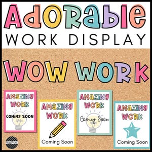 以下が含まれることがあります： コルクボードのディスプレイ。カラフルな文字で「Adorable Work Display」と「Wow Work」と書かれています。下には「Amazing Work」と「Coming Soon」の文字が入った4つの小さなポスターがあり、電球、鉛筆、星が描かれています。