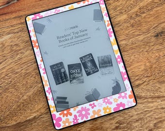 Adesivo de vinil para Kindle com estampa de flor rosa, ideal para amantes de livros.