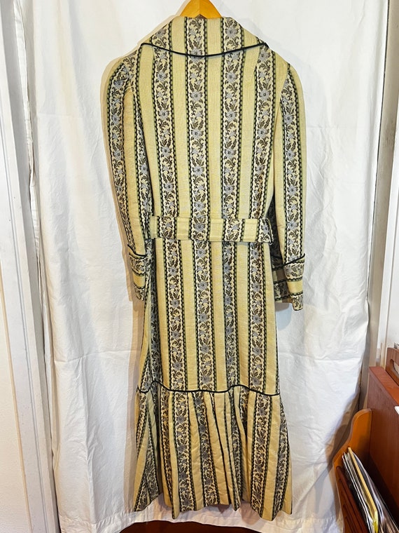 1960's Vintage Dynasty Brocade Coat - image 3