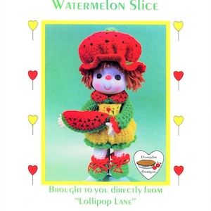 Puede incluir: Patrón de crochet para una muñeca de rodaja de sandía. La muñeca lleva un sombrero rojo de rodaja de sandía, un vestido verde y zapatos amarillos. La muñeca sostiene una rodaja de sandía en sus manos. El patrón es de "Lollipop Lane" y es de "Dumplin' Designs".