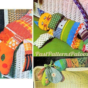 Może przedstawiać: Wzorzec szycia vintage do tworzenia pluszowych zabawek z patchworku. Wzór zawiera instrukcje do stworzenia konia, kota i psa. Zwierzęta są wykonane z kolorowych skrawków tkaniny i mają fantazyjny, ręcznie robiony wygląd.