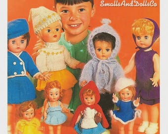 Op de afbeelding: Een verzameling van acht poppen in diverse gebreide outfits, waaronder mutsen, truien en jurken in blauw, geel, rood en paars. De tekst SmallsAndDollsCo en IULY 22. 1967 staat in de rechterbovenhoek gedrukt tegen een oranje achtergrond.