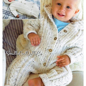 Puede incluir: Un pelele de punto blanco para bebé con capucha y cierre de botones. El pelele tiene un patrón de punto de cable y está hecho con un hilo suave y texturizado.