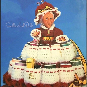 Modello vintage all'uncinetto Nonna Bambola Caddy per il supporto di forniture per cucire PDF Download digitale istantaneo Carino organizer per nozioni di cucito a 5 strati