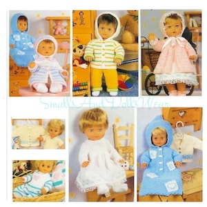 Op de afbeelding: Een verzameling gebreide poppenkleding voor een babypop. De kleding omvat een blauwe hoodie, een roze jurk, een witte jurk, een blauwe capuchonjas, een gestreepte trui en broek, en een wit-blauwe gestreepte trui en broek.