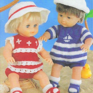 Puede incluir: Dos muñecas de punto con atuendos de verano. La muñeca de la izquierda lleva un vestido a rayas rojas y blancas con un borde de crochet blanco y un sombrero de sol blanco con una banda roja. La muñeca de la derecha lleva un vestido a rayas azules y blancas con un diseño de velero blanco y un gorro de punto blanco. Ambas muñecas llevan zapatos de punto.