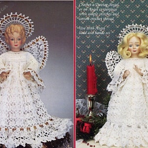 Puede incluir: Dos muñecas de ángel de crochet blanco con adornos dorados. Las muñecas llevan vestidos blancos y tienen halos dorados. Las muñecas están de pie sobre un fondo verde.