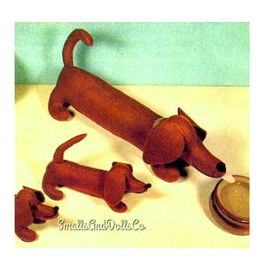 Vintage naaipatroon voor een 24 inch (61 cm) teckelmoeder en 10 inch (25 cm) puppy's van viltstof. Zachte knuffels (PDF, direct digitaal te downloaden). Gevulde worstjes.